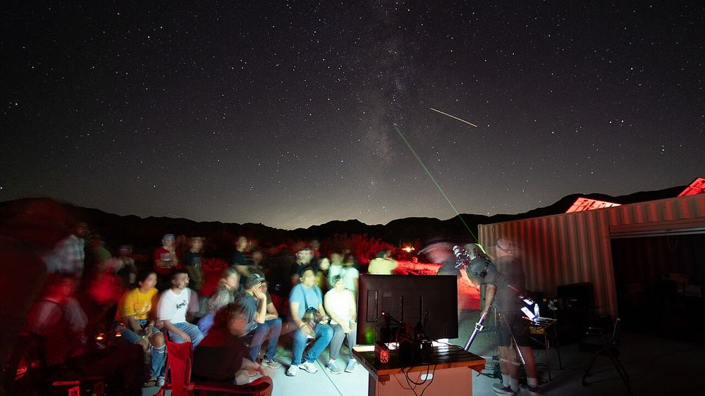 Groupe d'observateurs sous la Voie lactée, pour savoir avec quoi observer les étoiles