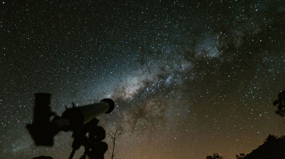 Adulte observant le ciel étoilé, idée de cadeau astronomie adulte