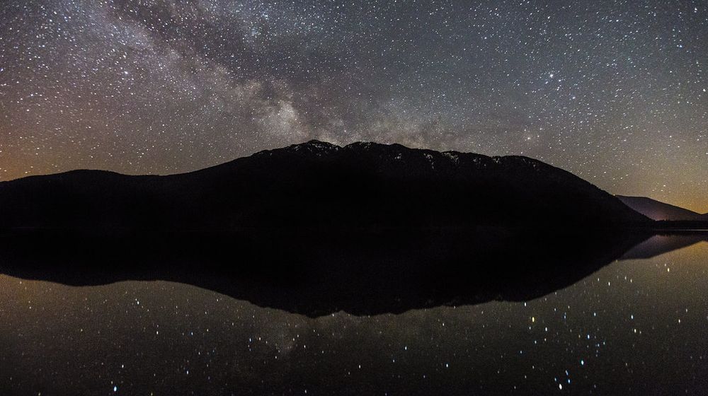 Personne regardant le ciel étoilé, pour apprendre comment observer les étoiles