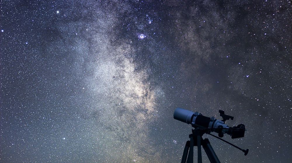 Monture équatoriale de télescope sur son trépied, installée pour une soirée d'observation