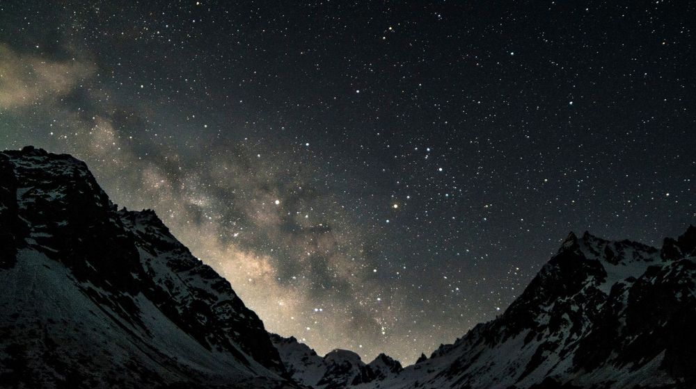 Ciel étoilé au-dessus d'une montagne, un lieu idéal pour savoir où observer les étoiles en France