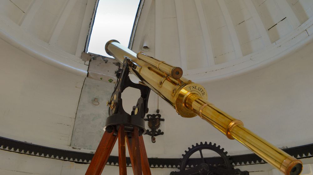 Observateur se demandant quel télescope pour débuter devant un ciel étoilé