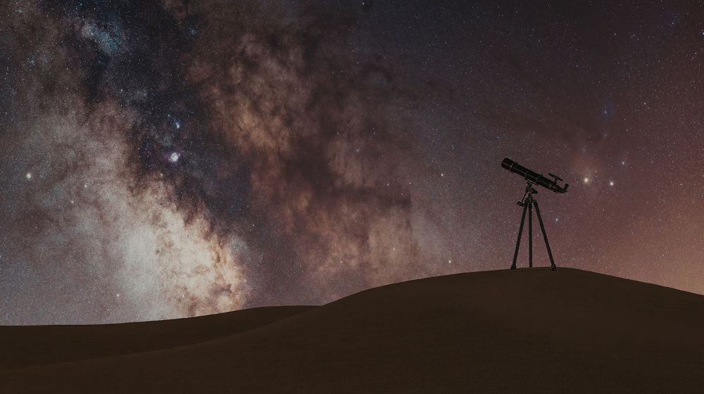 Télescope connecté piloté depuis un smartphone sous un ciel étoilé